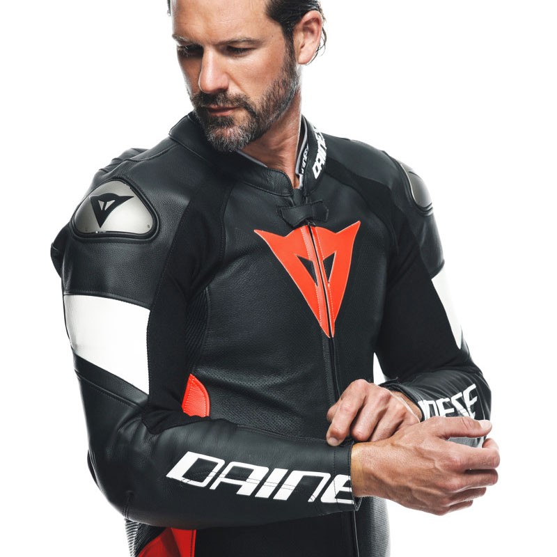 MONO DAINESE TOSA PROFESIONAL NEGRO/ROJO FLUOR