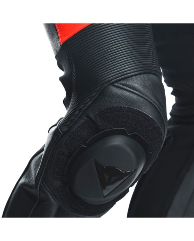 MONO DAINESE TOSA PROFESIONAL NEGRO/ROJO FLUOR